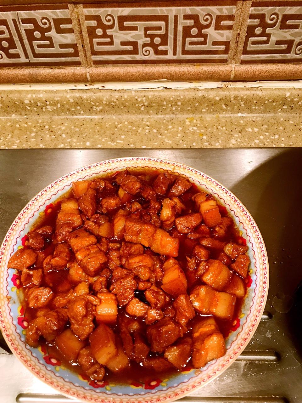 吃着碗里望着锅里的红烧肉