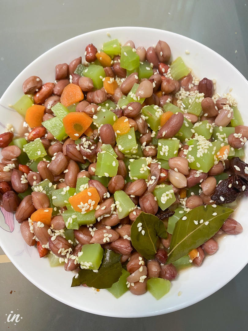 凉拌芹菜花生米胡萝卜