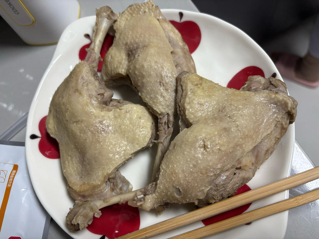 盐水鸭，不焯水，仅需一个小妙招，一只鸭腿足够有滋有味