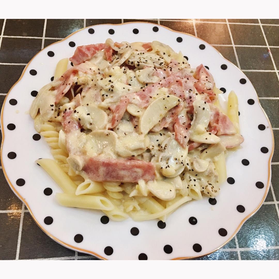 白蘑菇奶油培根意面