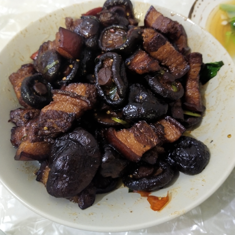 红烧肉炖干香菇的做法 步骤1