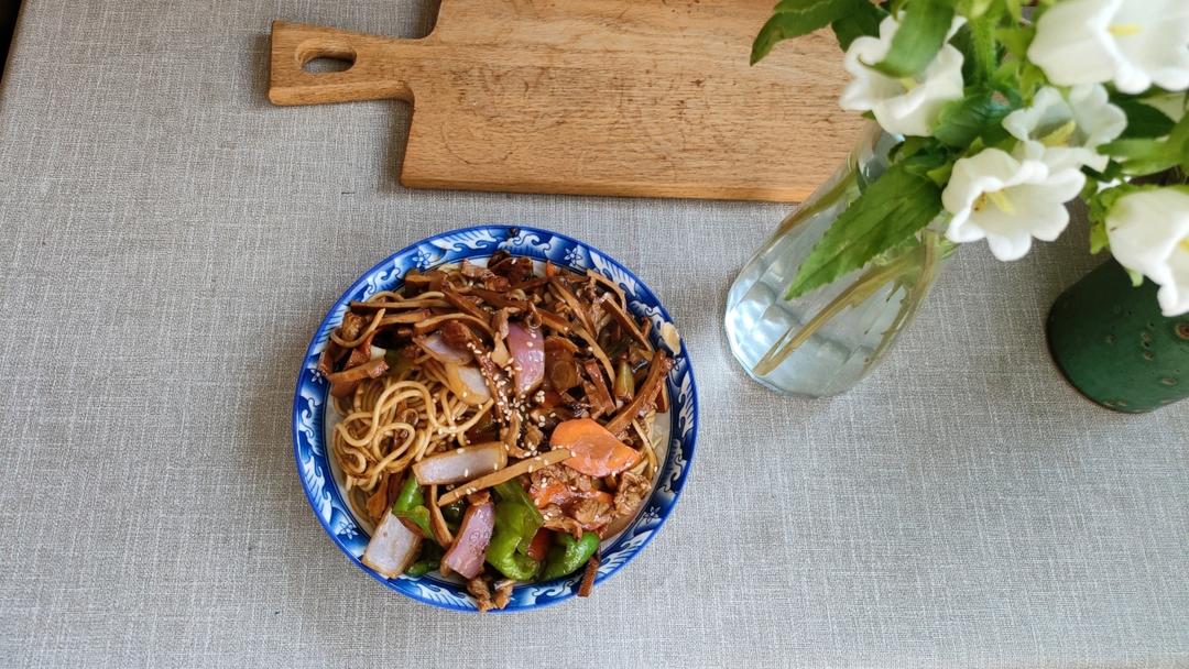 【大师菜谱】杂蔬肉丝炒面