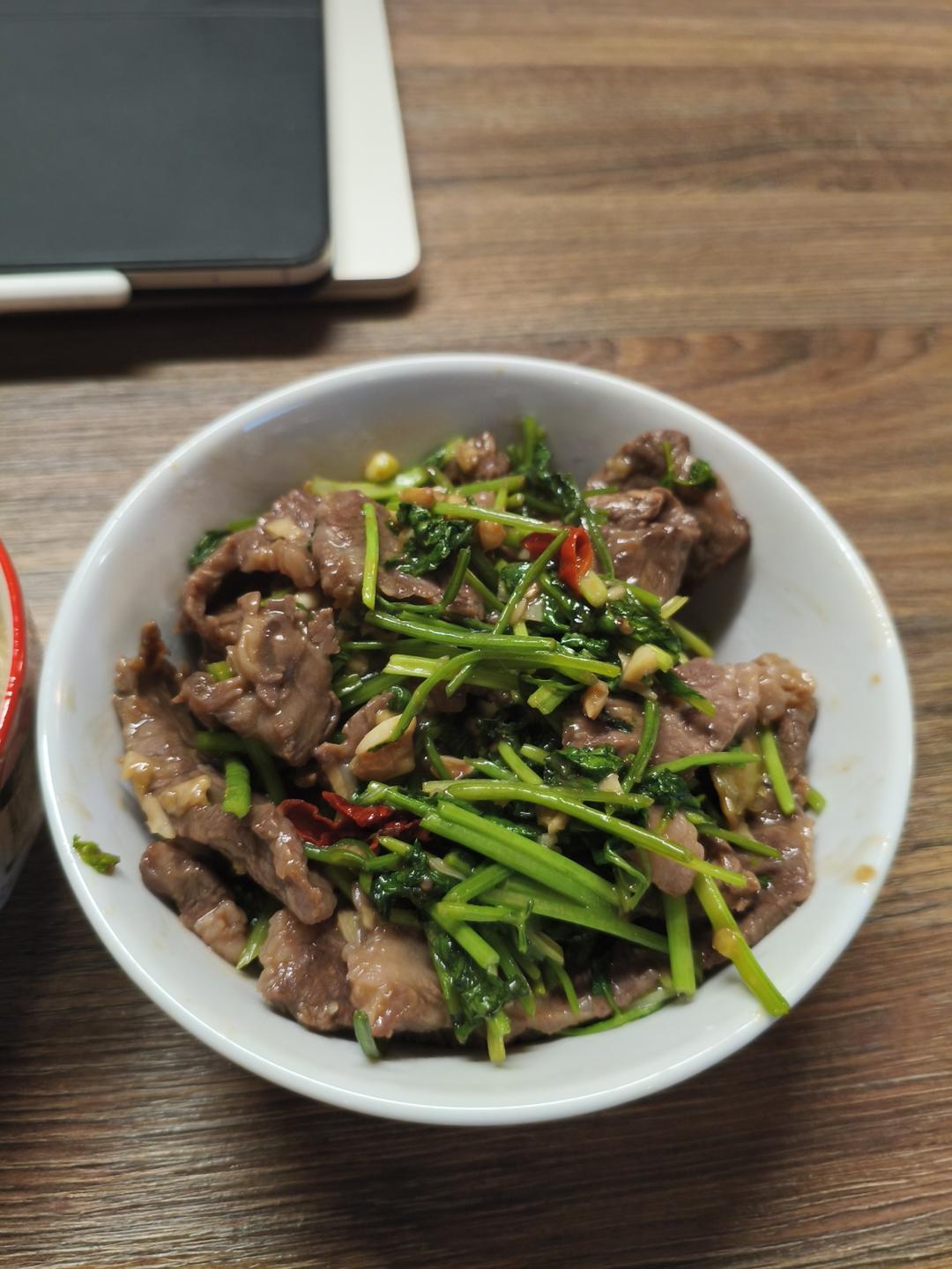 香菜炒牛肉，香辣下饭，爱吃香菜的朋友看过来，拌饭绝了