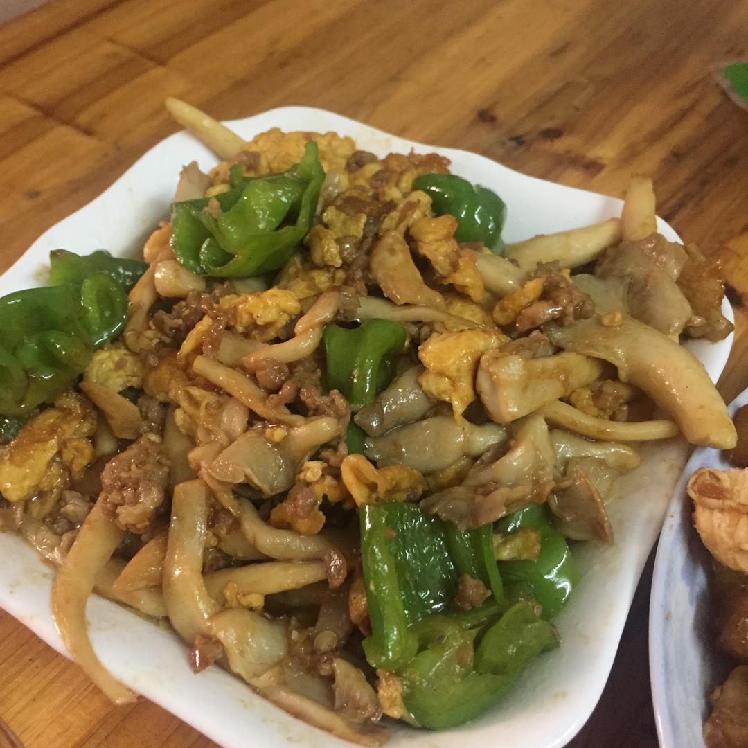 平菇青椒炒鸡蛋 好吃又营养的超快手家常菜