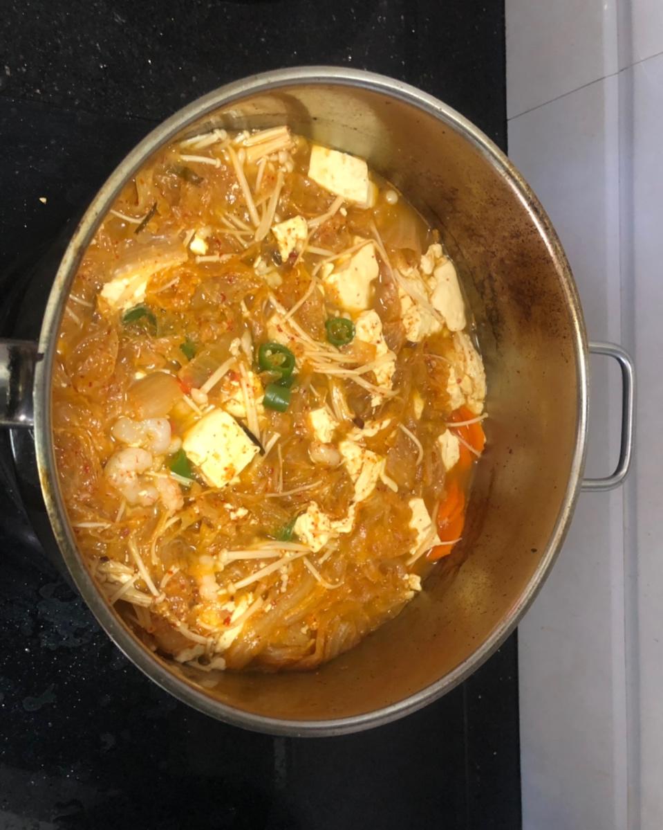 韩式金针菇豆腐泡菜汤锅