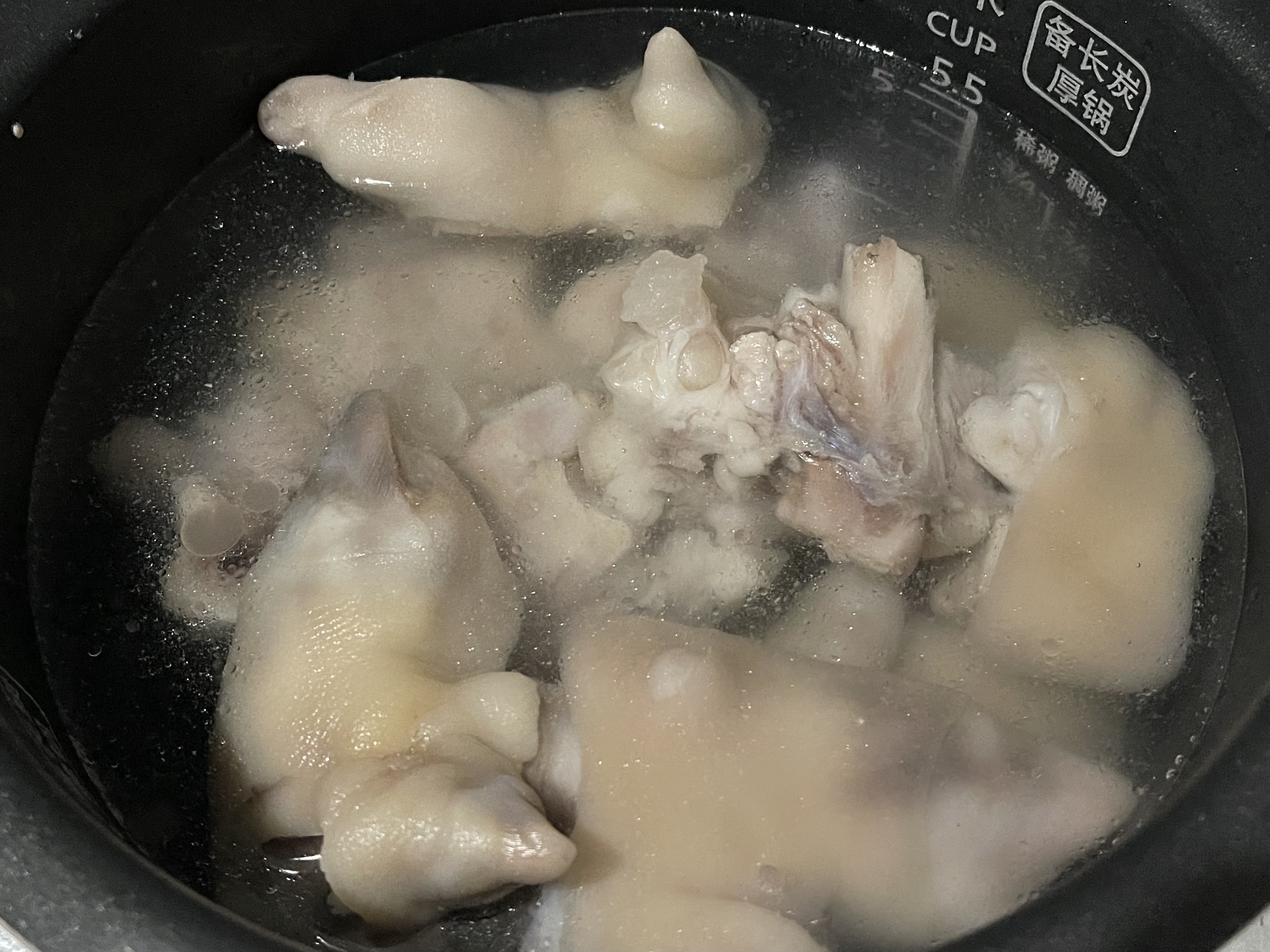 猪蹄海带汤的做法 步骤2