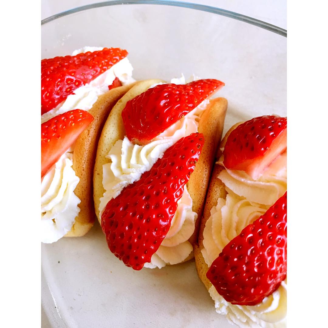 韩国最热门的甜品店Le Bread Lab的草莓蛋糕卷