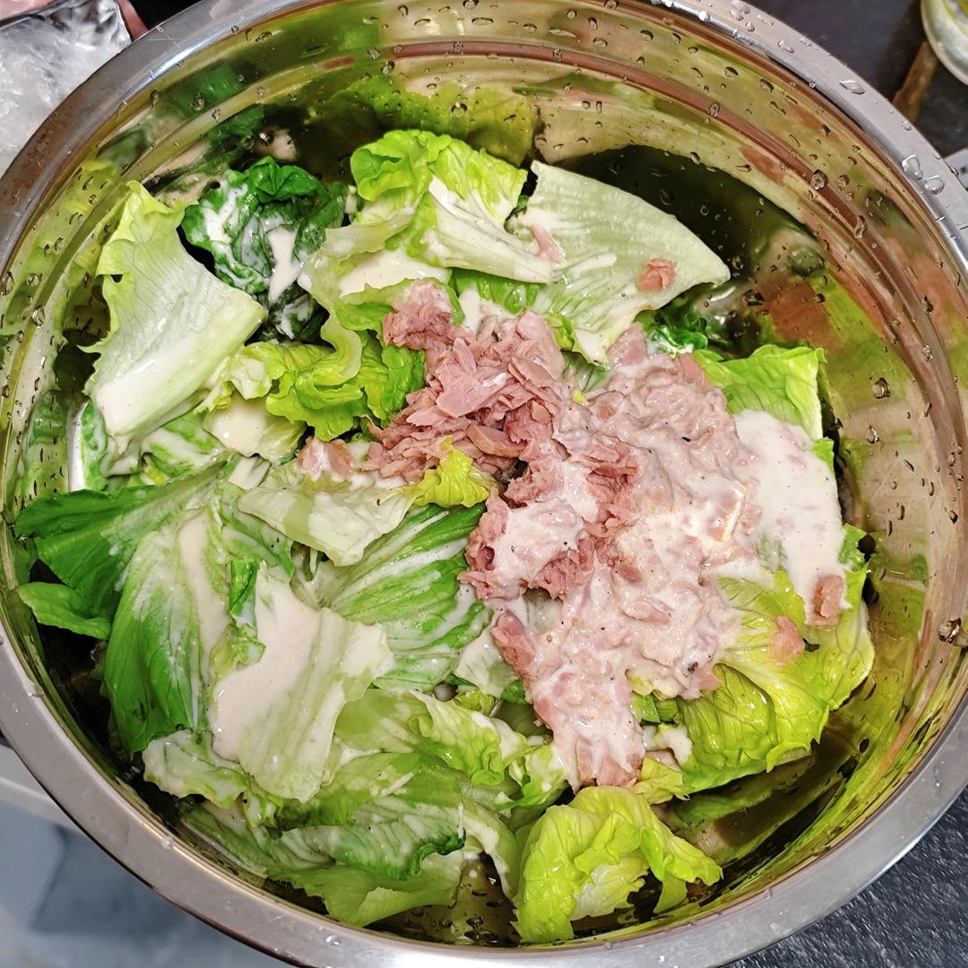 超低脂生菜三文鱼沙拉配自制酱