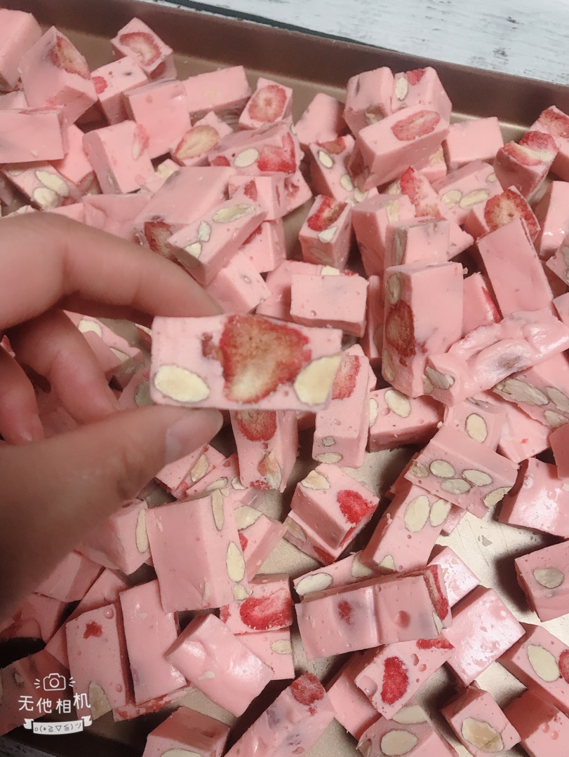制作网红草莓味牛轧糖