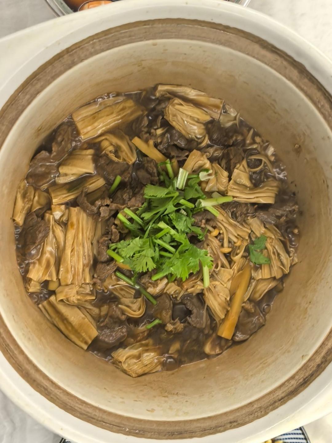 小朋友晚餐：番茄腐竹牛肉煲，鲜嫩又下饭