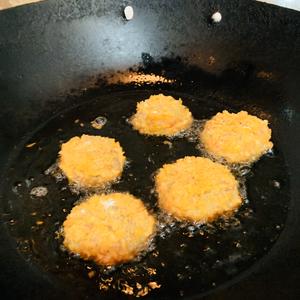 鸡蛋干土豆胡萝卜饼（战疫美食）的做法 步骤10