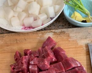 白萝卜牛肉汤，预防贫血、提高免疫力的做法 步骤1