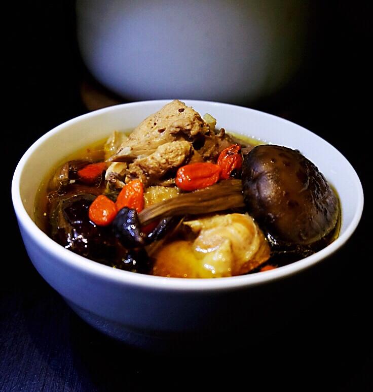 茶树菇炖老母鸡汤