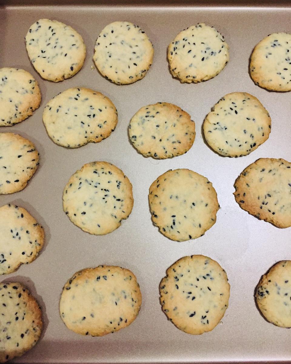 养发黑芝麻做的麻麻黑饼干