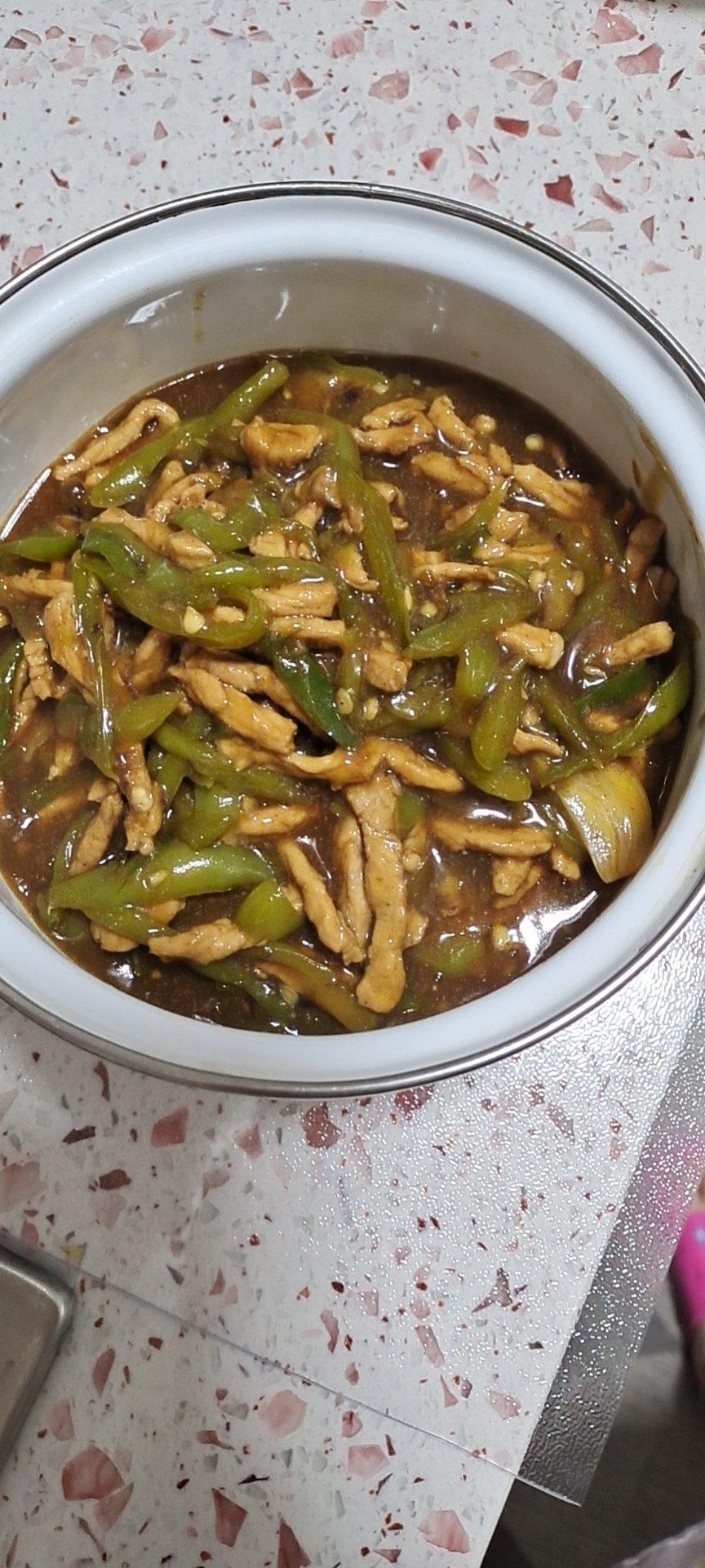 呆萌逗逗飞做的尖椒肉丝打卤面