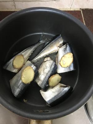 香煎秋刀鱼的做法 步骤4