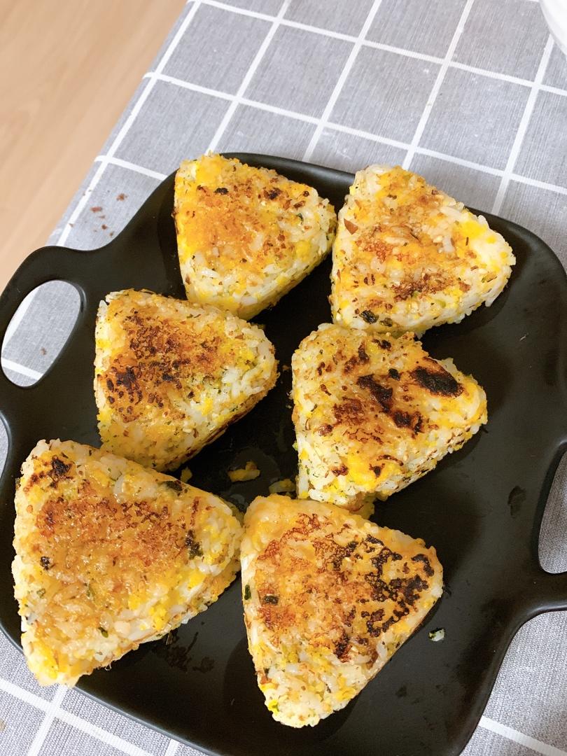 剩米饭的神仙吃法，肉松酱油烤饭团，平底锅就能做哦～