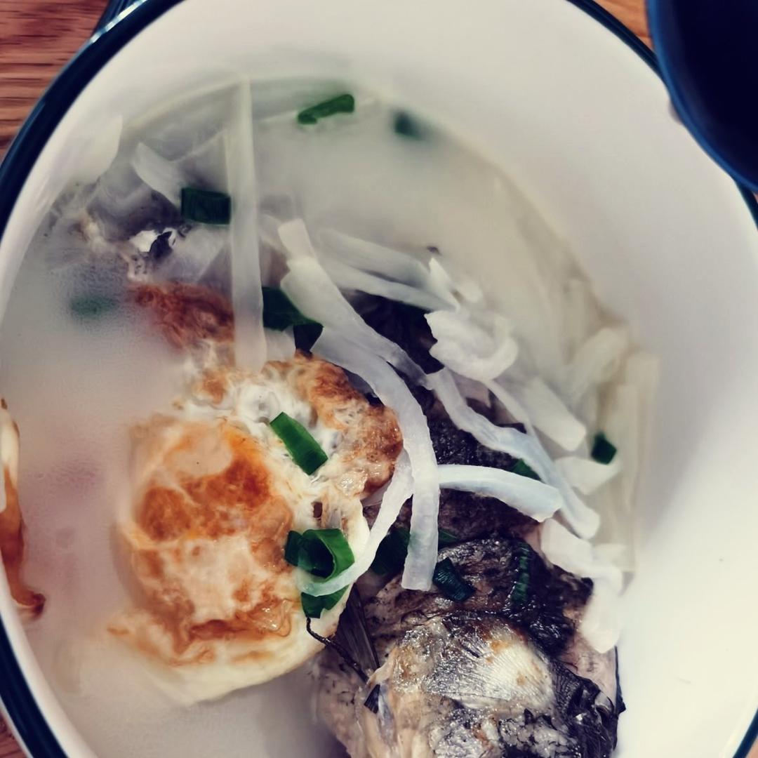 白萝卜丝鲫鱼汤
