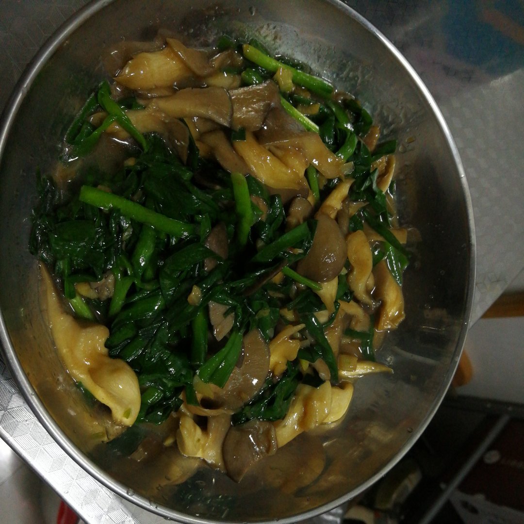 蘑菇炒韭菜