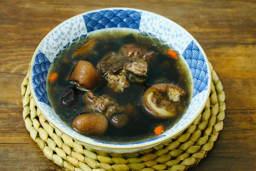 黑豆猪尾汤