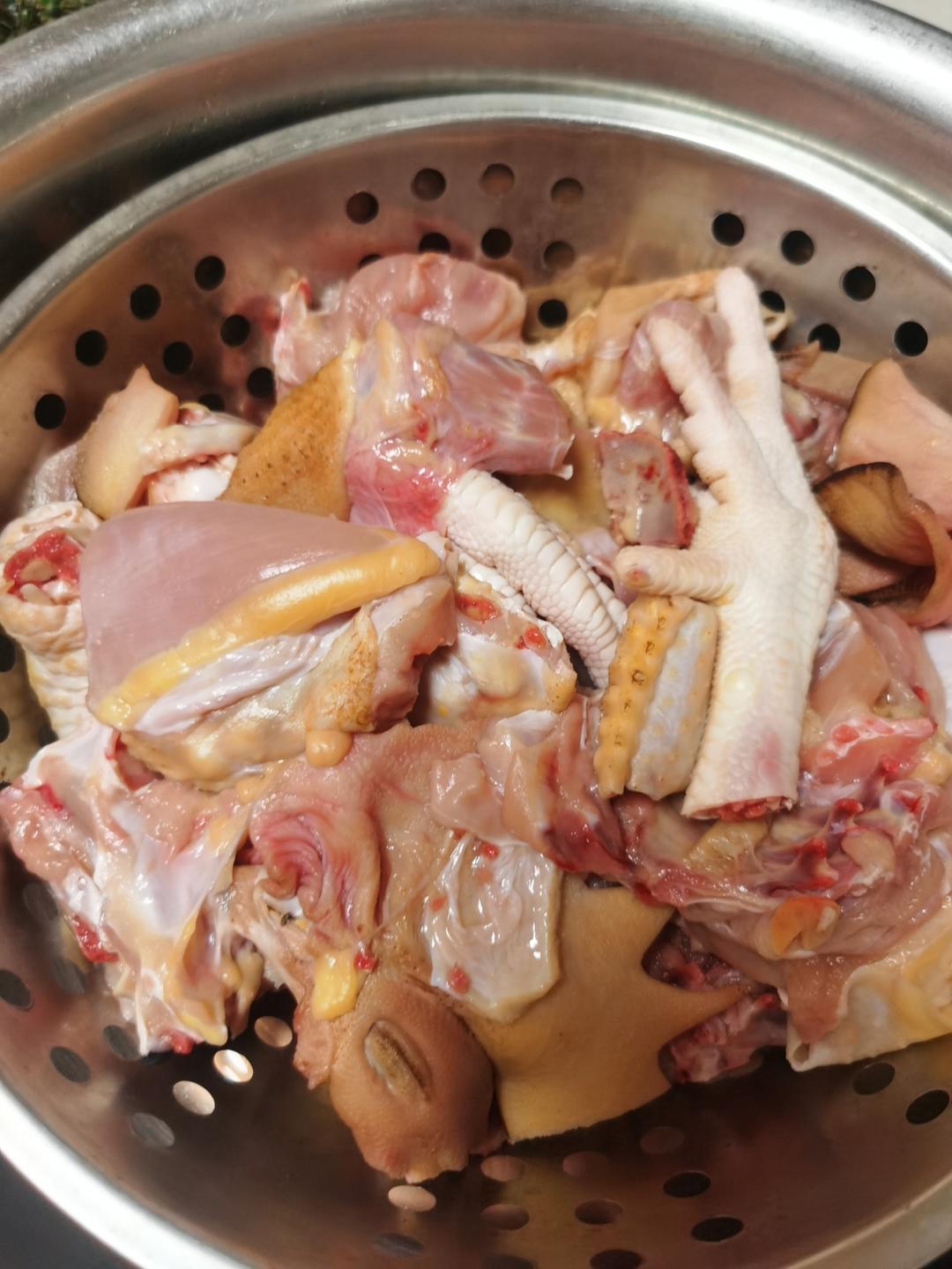 酸菜芋儿鸡（家常做法）的做法 步骤1