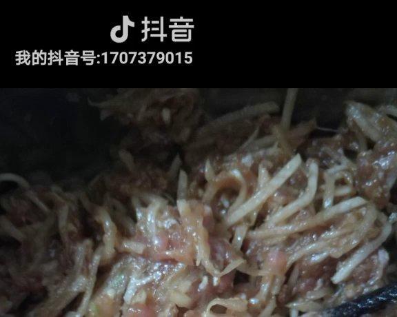 不焯水不杀水的白萝卜牛肉馅儿包子的做法