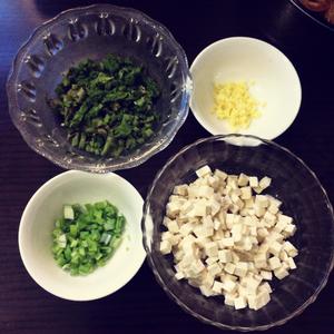 香椿芽豆腐炒饭的做法 步骤1