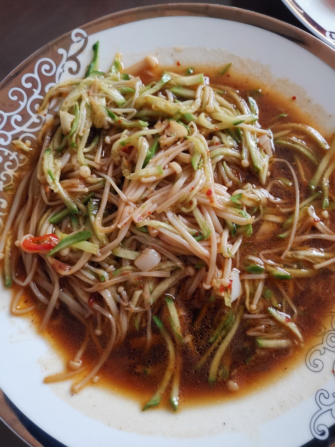 根本停不下来的凉拌金针菇