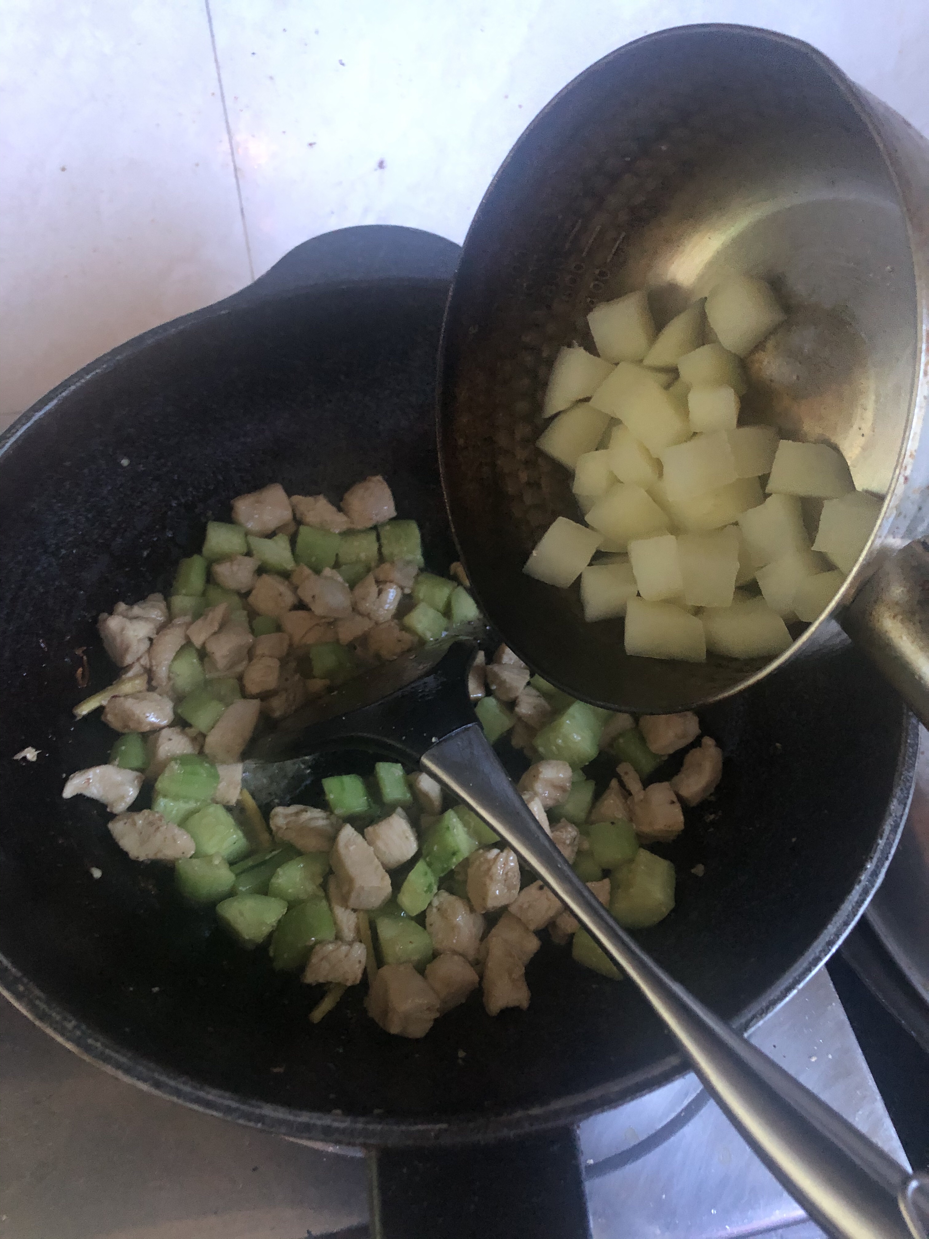 刮油减脂餐——青瓜土豆炒鸡胸肉的做法 步骤6