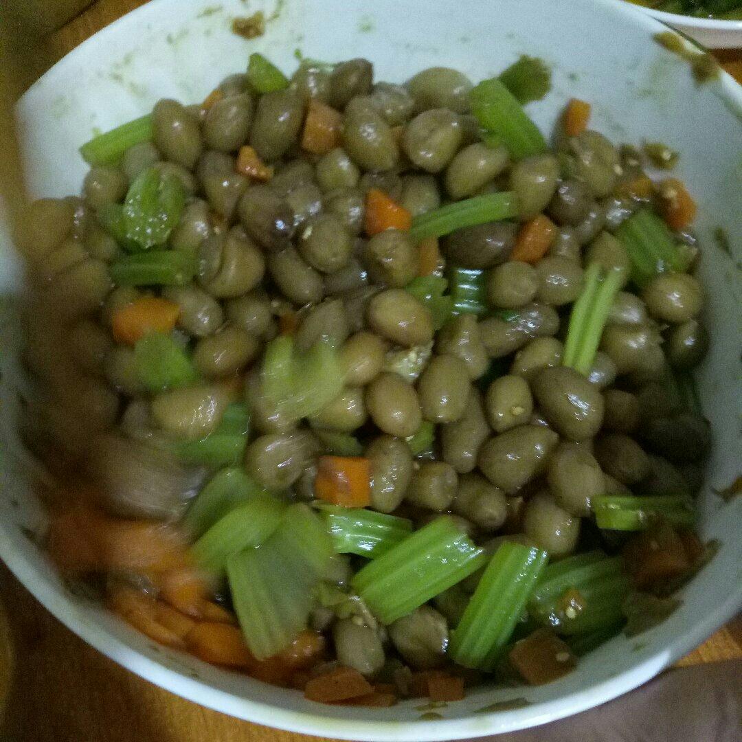 凉拌芹菜花生米胡萝卜