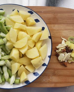 土豆炖芸豆排骨的做法 步骤2