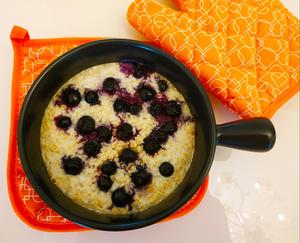 超级简单的减脂餐^O^爆浆蓝莓焗牛奶燕麦的做法 步骤3
