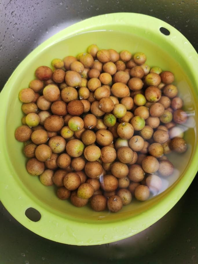 酸酸甜甜の蜜饯黄皮的做法 步骤2