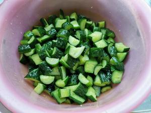 夏天配粥吃的青瓜小菜的做法 步骤1