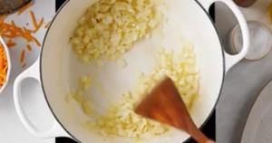 冬日暖身 车达奶酪西兰花浓汤的做法 步骤1
