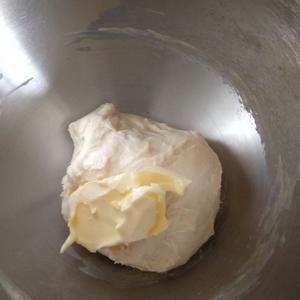 松软咸香的肉松面包卷的做法 步骤3