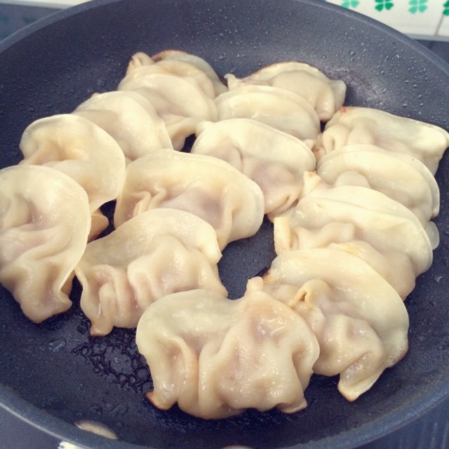 速冻水饺吃腻了吗~变锅贴吧(๑´ڡ`๑)