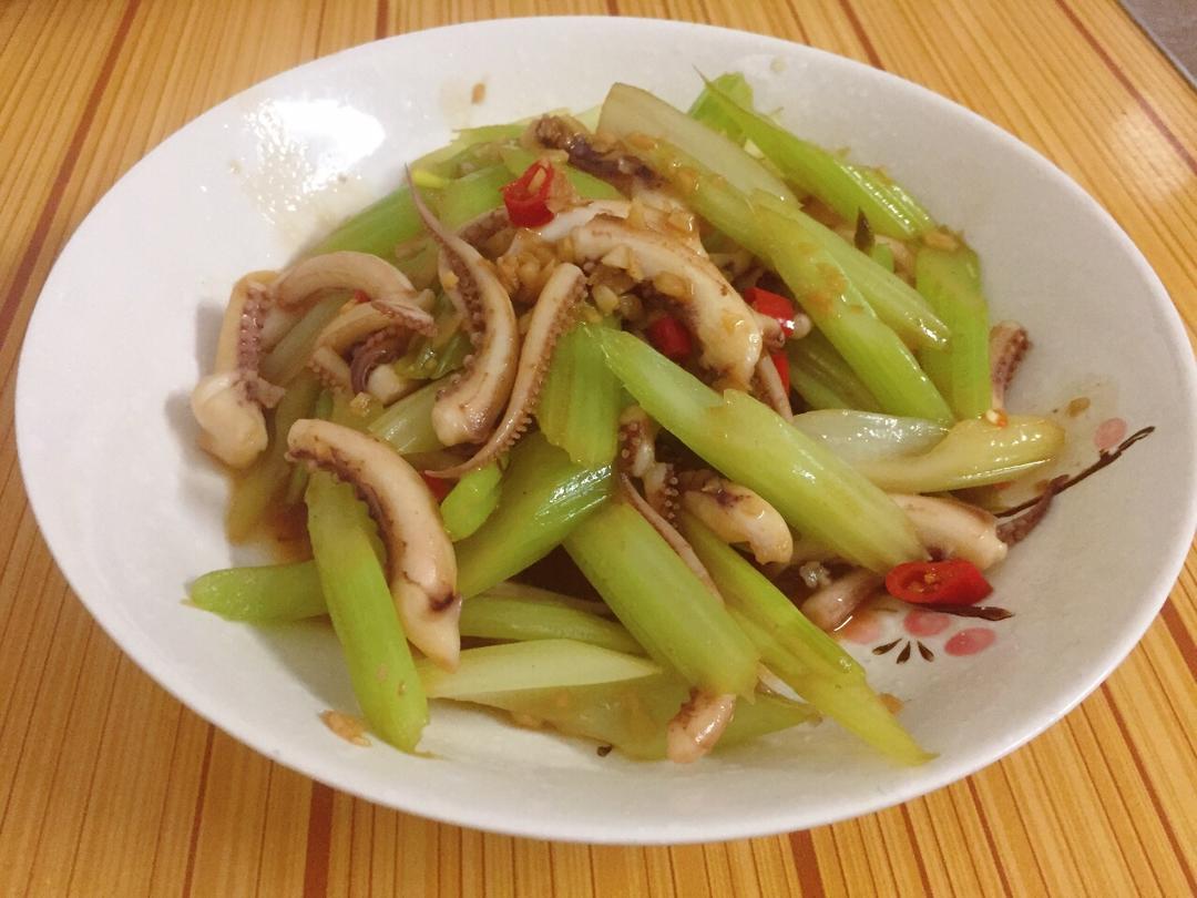 鱿鱼炒西芹