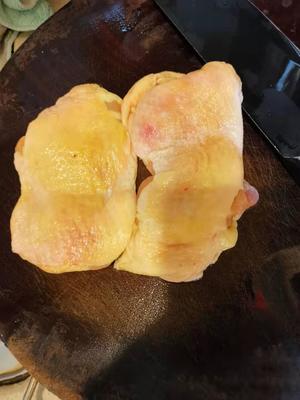 海参羊肚菌香菇炒鸡腿肉的做法 步骤1