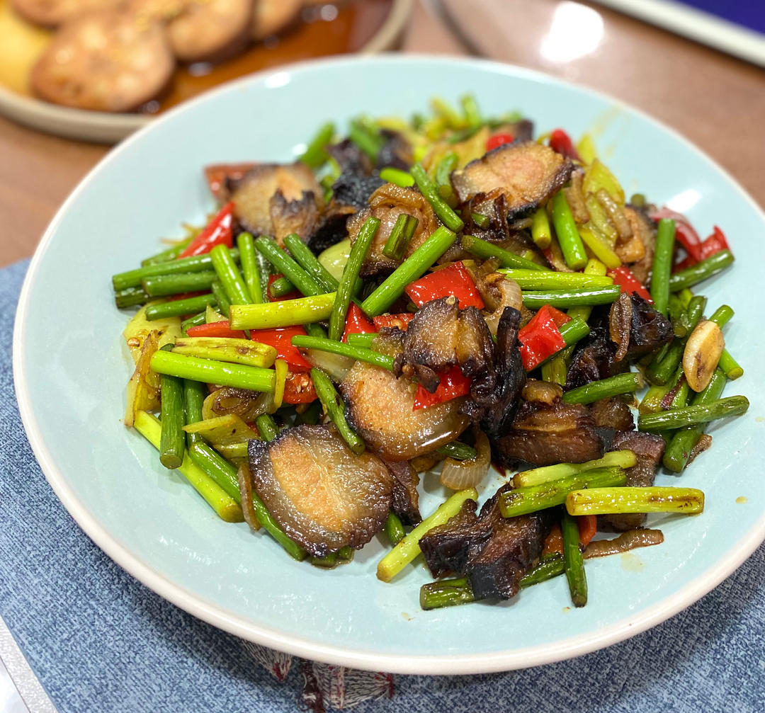 酱油肉炒蒜薹