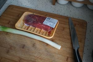料超足的葱爆牛肉盖浇饭的做法 步骤1