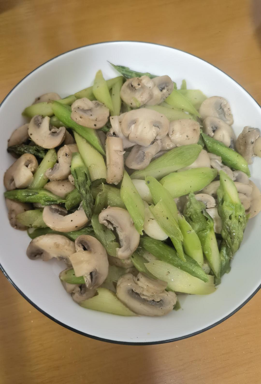 芦笋炒口蘑，口蘑鲜美，芦笋脆嫩。一学就会营养家常菜[味好美香辛时今菜]