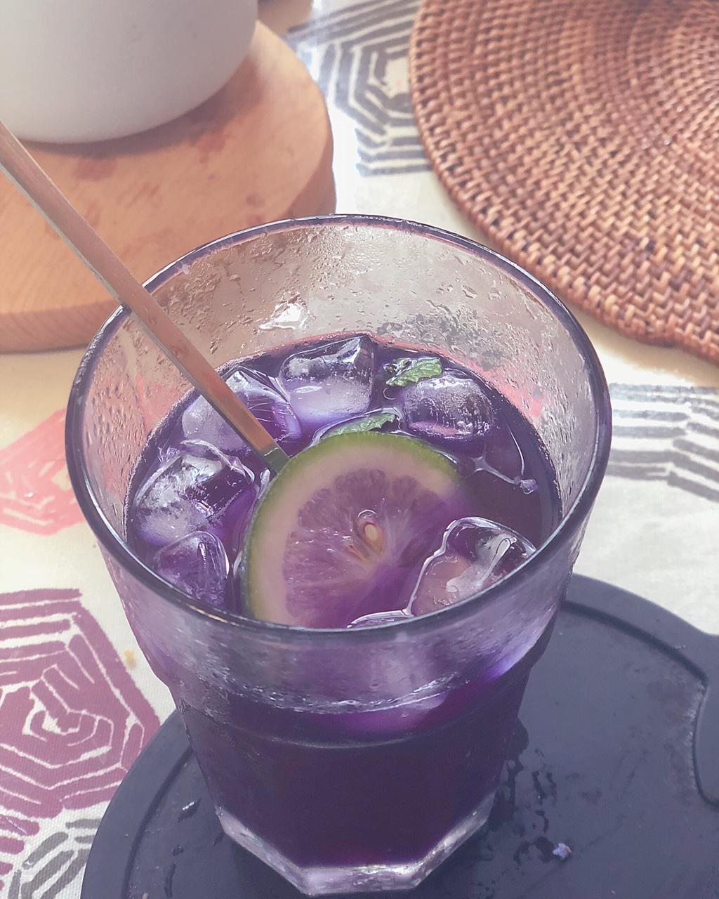 吃冷香丸的蘅芷清芬做的柠檬蝶豆花茶