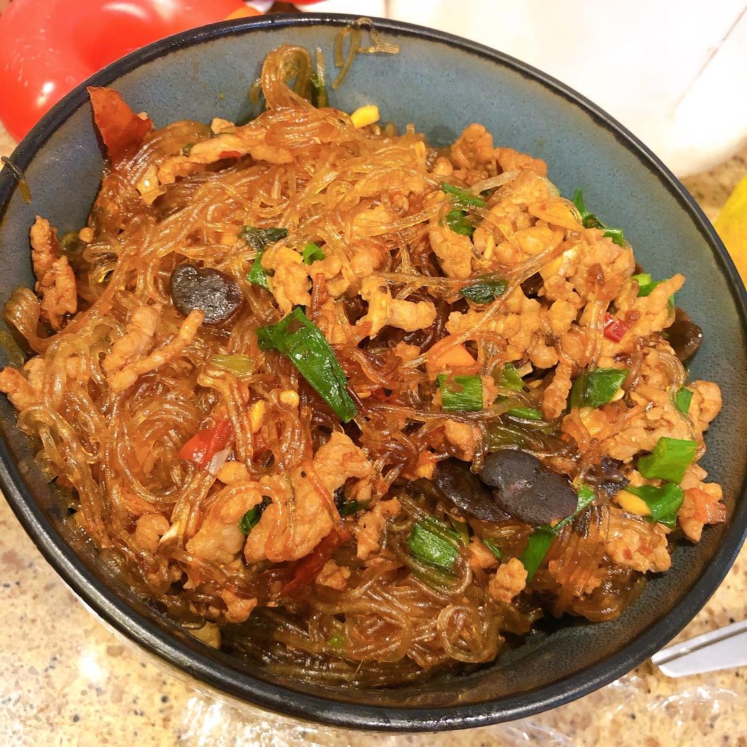 10分钟快手菜，巨下饭的肉沫粉丝煲