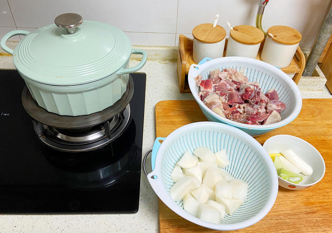 萝卜牛腩汤【11月北鼎珐琅锅食谱】