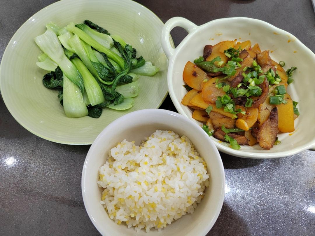 五花肉干煸土豆片