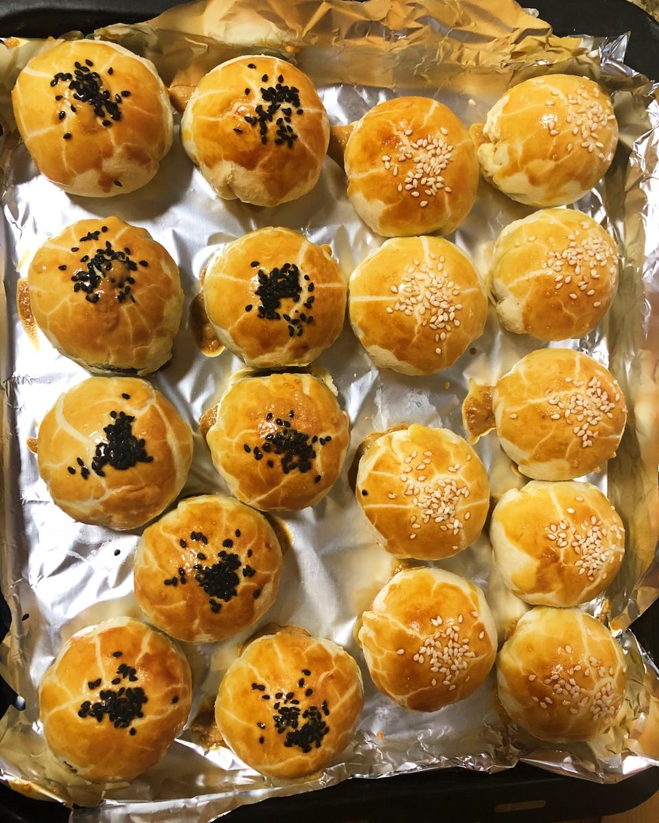 蛋黄酥 Danhuangsu