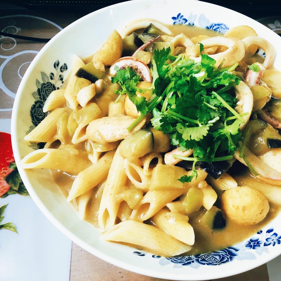 绿咖喱鸡肉海鲜直通粉