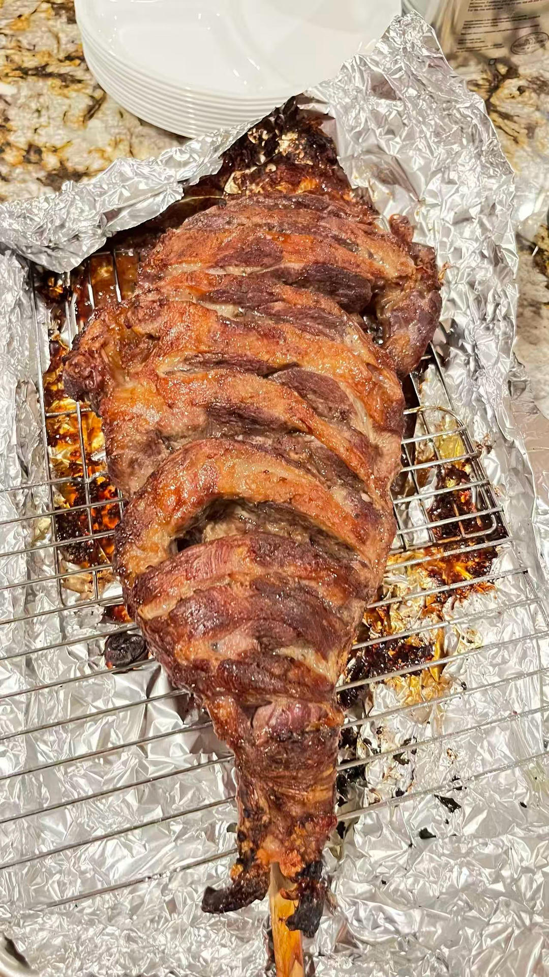 把整个大羊腿丢入烤箱，出锅真是太香了，20年的经验和配方，外焦里嫩