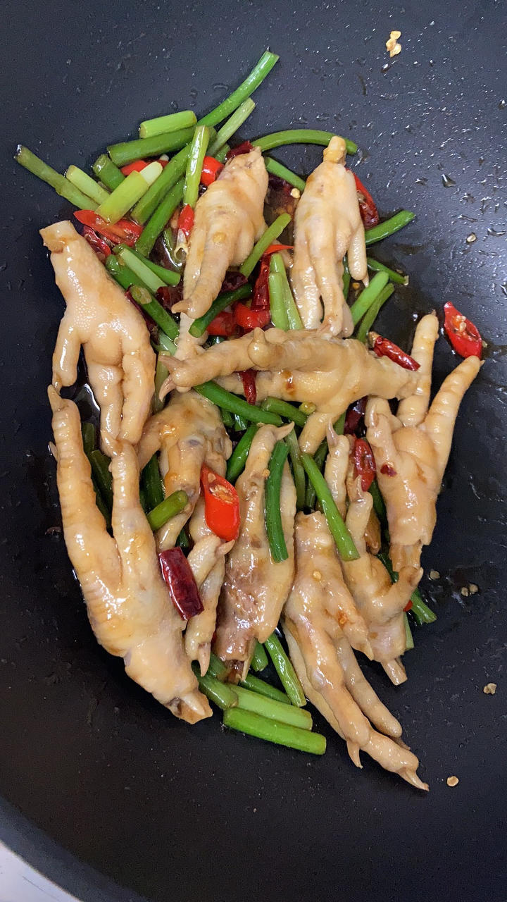 厨师长教你：“辣炒鸡爪”的家常做法，口感和味道都很赞，收藏了